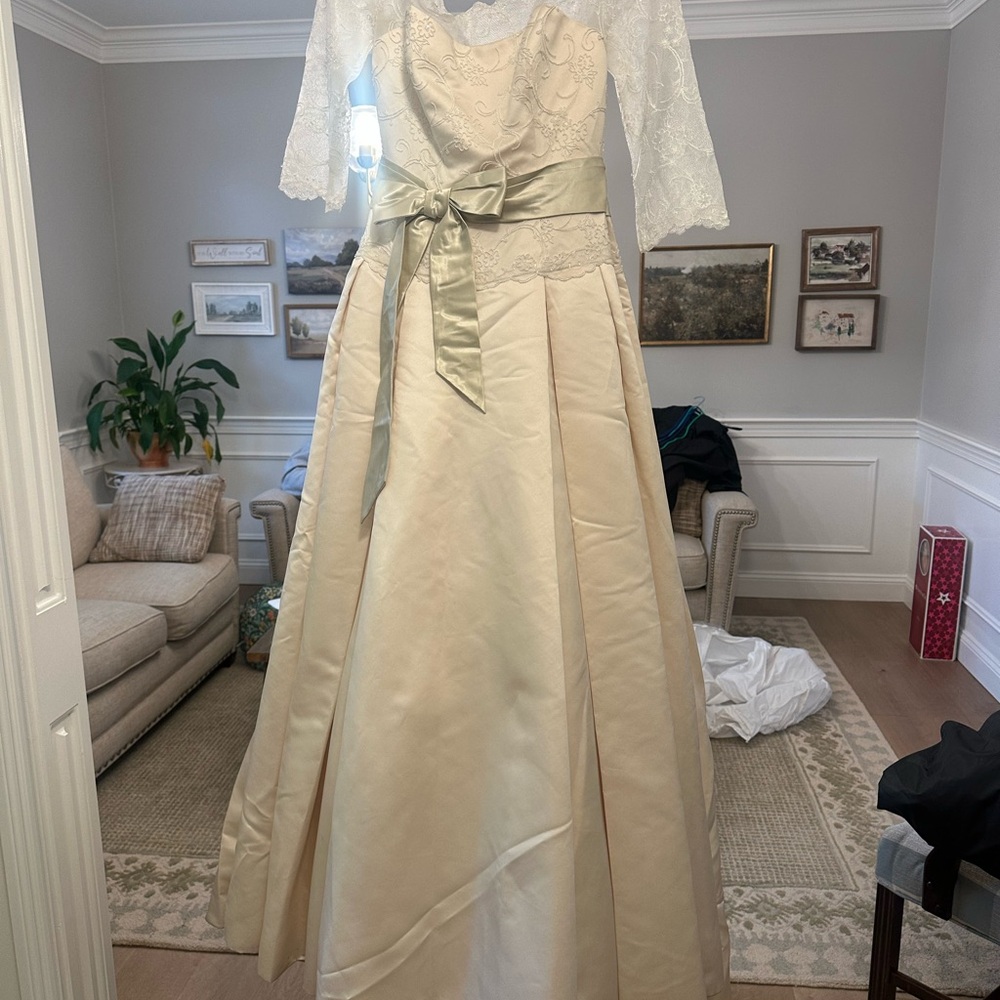 Cream and Green Sweetheart 3/4 Sleeve Wedding Gown